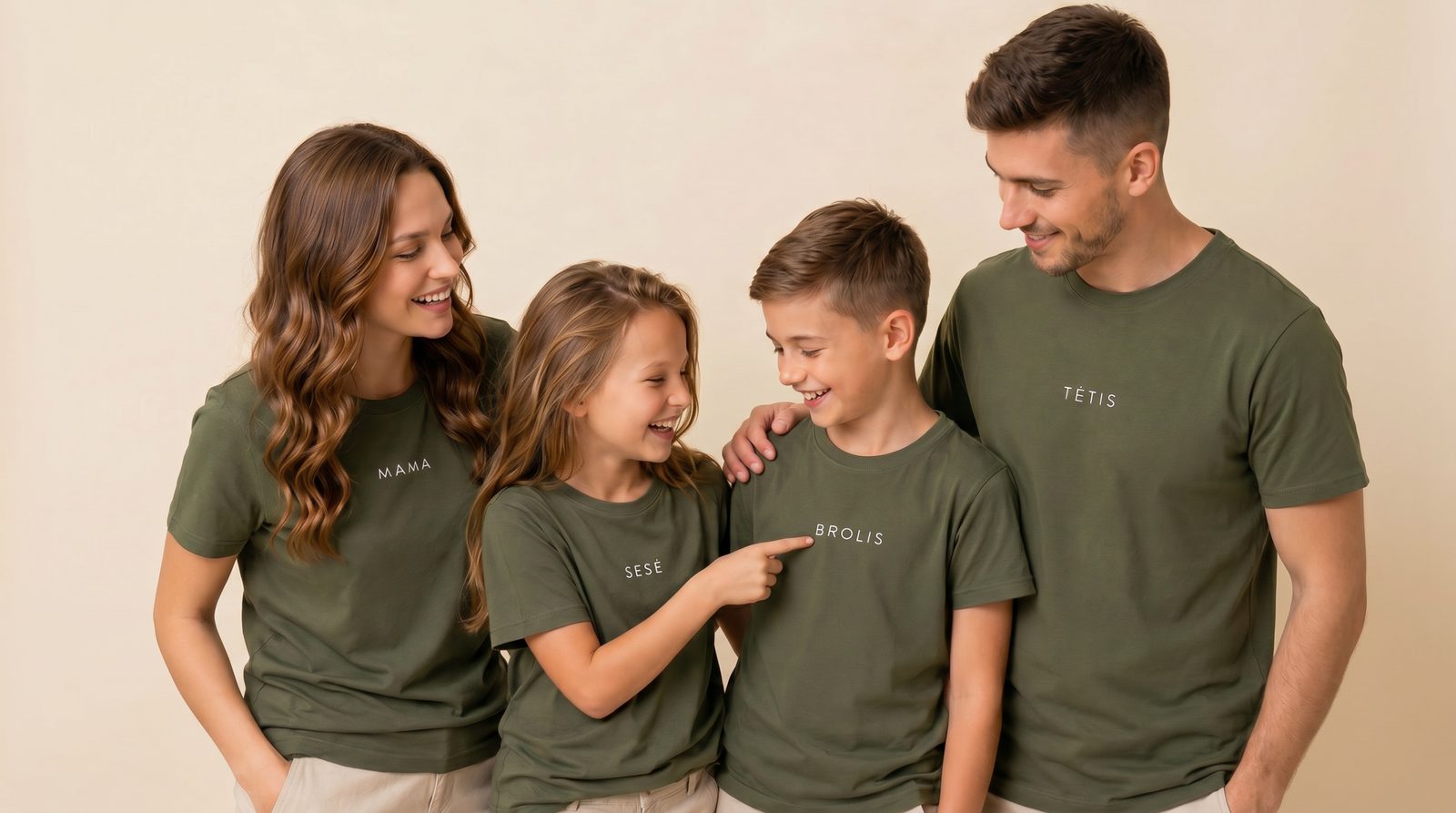 siuvineti-marskineliai-tetis-mama-brolis-sese Žali šeimos marškinėliai su užrašais MAMA TĖTIS SESĖ BROLIS – deranti kolekcija