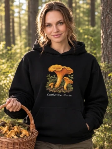 Juodas voveraičių džemperis su gobtuvu ir Cantharellus cibarius spauda